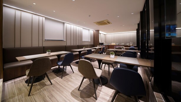 A modern conference room with tables, chairs, and a large screen. - Hanting Hotel Guanglu, Wujiaochang, Shanghai (Shanghai)