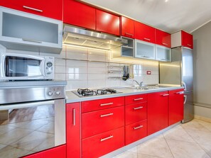 Frigorifero, microonde, forno, lavastoviglie