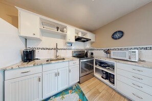 Frigorifero, microonde, piano cottura, lavastoviglie