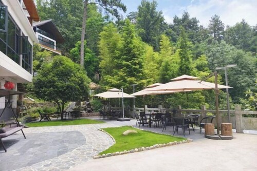 Mingjing Mountain House on the halfway of Hengshan Mountain