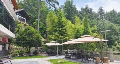 Mingjing Mountain House on the halfway of Hengshan Mountain
