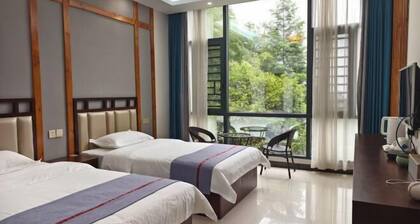 Mingjing Mountain House on the halfway of Hengshan Mountain