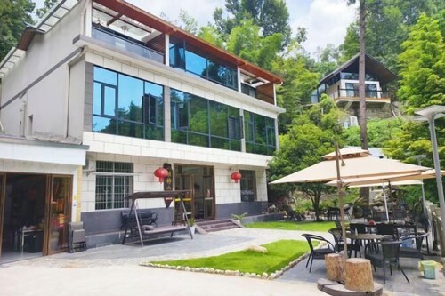 Mingjing Mountain House on the halfway of Hengshan Mountain