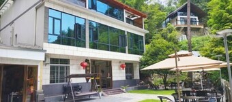 Mingjing Mountain House on the halfway of Hengshan Mountain