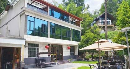 Mingjing Mountain House on the halfway of Hengshan Mountain