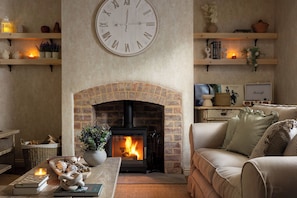Fireplace, stereo - Broadway Country Chic Cottage (Broadway)