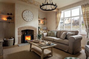 Fireplace, stereo - Broadway Country Chic Cottage (Broadway)