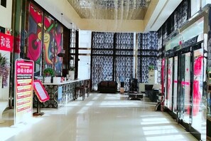 A hotel lobby with a reception desk, seating area, and large windows. - Hebi Diamond Fashion Hotel (Changfeng Road Dwang Square Branch) (Hebi)