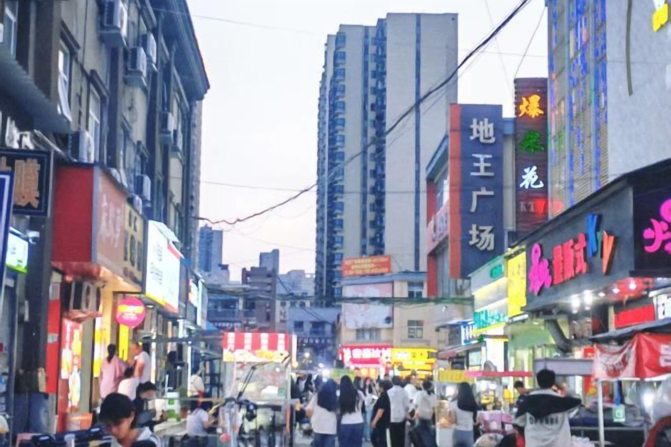 Une rue animée en plein centre-ville, bordée de divers commerces et bâtiments.