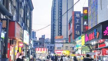 Une rue animée en plein centre-ville, bordée de divers commerces et bâtiments.