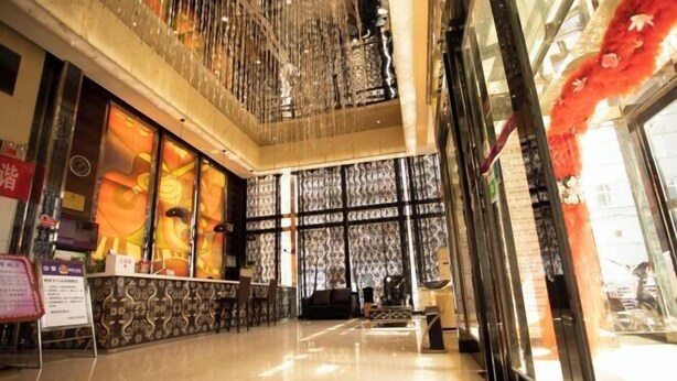 A spacious lobby with a reception desk, seating area, and a decorative wall with patterned curtains. - Hebi Diamond Fashion Hotel (Changfeng Road Dwang Square Branch) (Hebi)