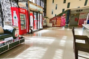 A hotel lobby with seating areas, vending machines, and a reception desk. - Hebi Diamond Fashion Hotel (Changfeng Road Dwang Square Branch) (Hebi)