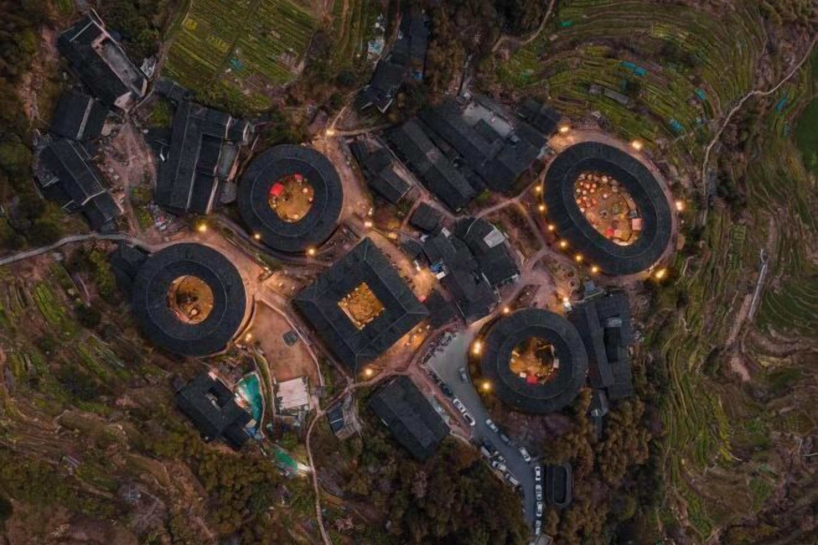 Vista aérea de un complejo con varias estructuras circulares, rodeado de campos verdes y conectado por carreteras.