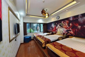 A hotel room with two beds, a television, a large window, and a painting on the wall. - Gemeng Hotel (Xishuangbanna Xuanwei Avenue) (Jinghong)
