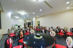 A conference room with a round table, red chairs, and a whiteboard. - Gemeng Hotel (Xishuangbanna Xuanwei Avenue) (Jinghong)