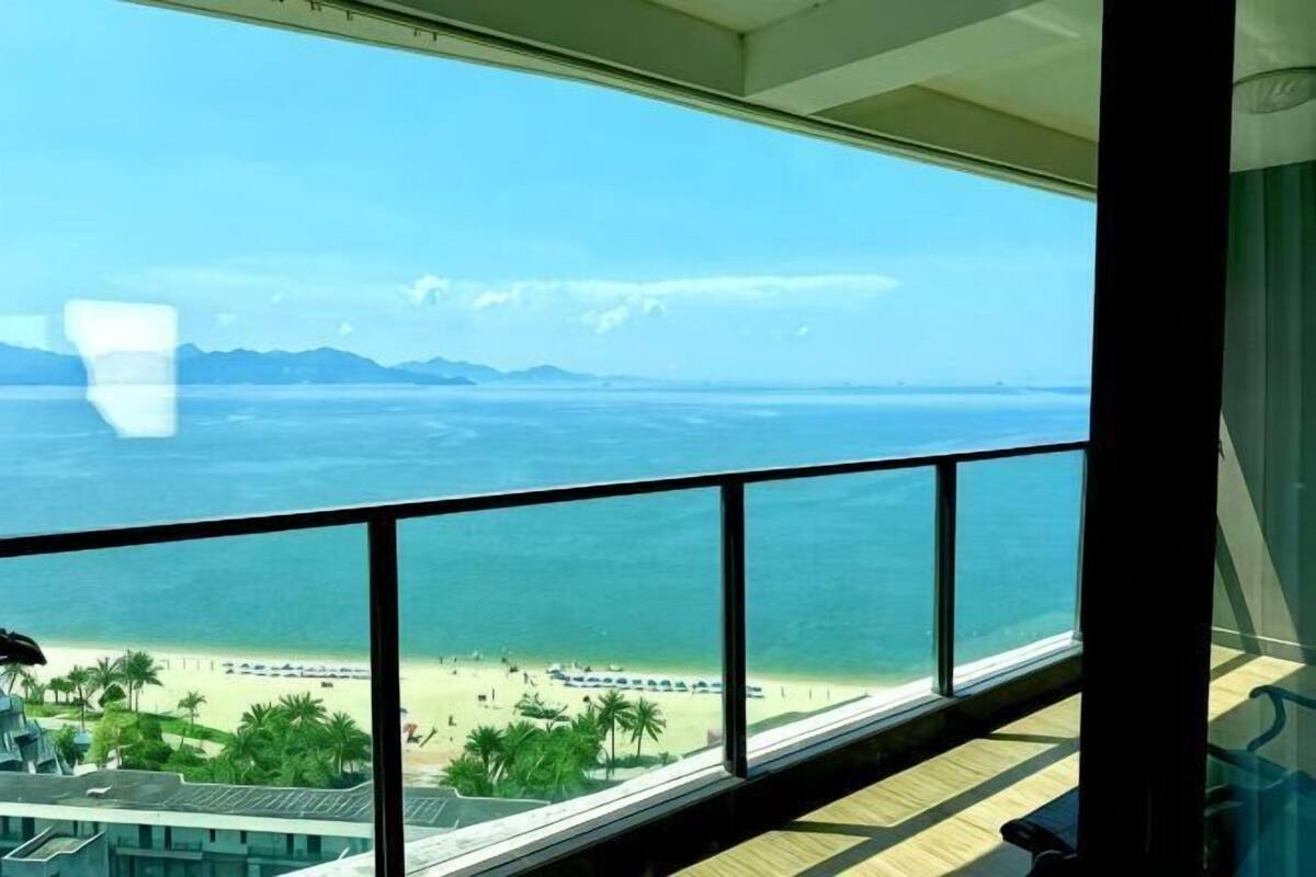 Een balkon met uitzicht op het strand en de oceaan.