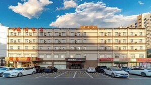 A multi-story hotel with a parking lot in front. - HomeInn·neo（Linyi Hedong District government store） (Linyi)