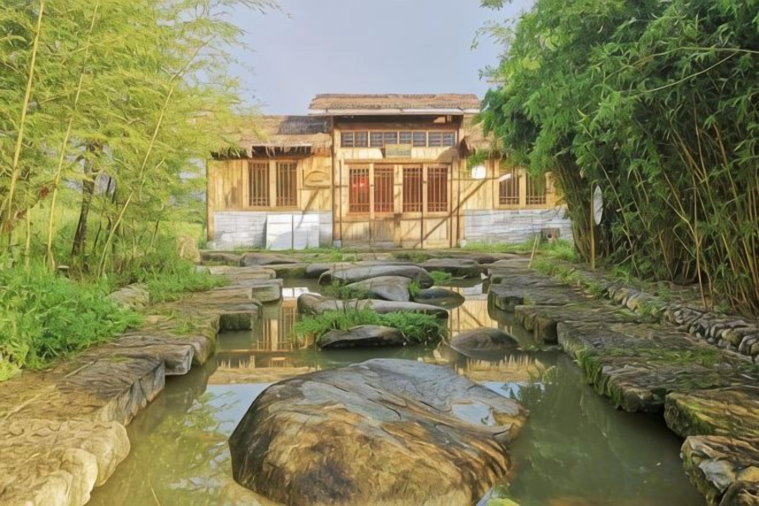 Un bâtiment traditionnel doté d’une cour, d’un escalier en pierre et d’un élément décoratif aquatique.