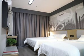 Une chambre d’hôtel avec deux lits, un bureau, une chaise, une télévision et une grande fenêtre avec des rideaux.
