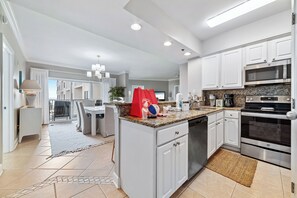 冷蔵庫、電子レンジ、オーブン、コンロ