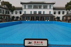 Una gran piscina cubierta con un cartel que indica una profundidad de 1 metro.