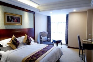 A hotel room with a bed, a chair, a desk, and a window. - Vienna Hotel (Songbin Road Metro Station, Baoshan) (Shanghai)