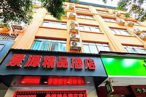 Un hotel con un letrero rojo llamativo y una pantalla digital.