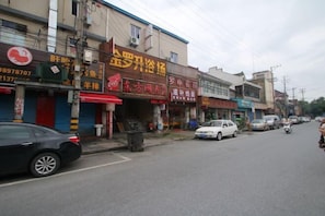 Self-parking (surcharge) - Luoshen Hostel (Shanghai)