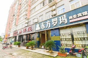 Um edifício com várias lojas, incluindo uma placa visível de um estabelecimento chamado 'Eastern Rose'.