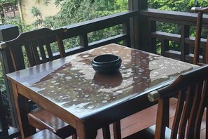تناول الطعام بالخارج