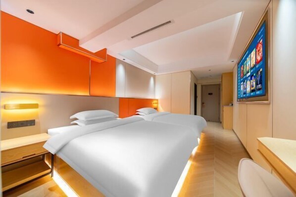 A modern hotel room with a large bed, a desk, and a TV mounted on the wall. - Apollo Hotel (Zhangzhou Ancient City) (Zhangzhou)