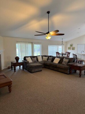 Smart TV - 4-bedroom house in fabulous Ocala with WiFi and AC (Ocala)