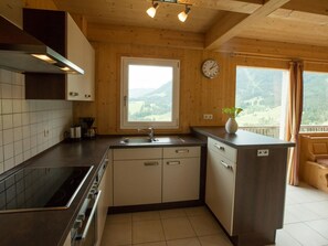 Kylskåp, mikrovågsugn, diskmaskin och grytor/köksredskap