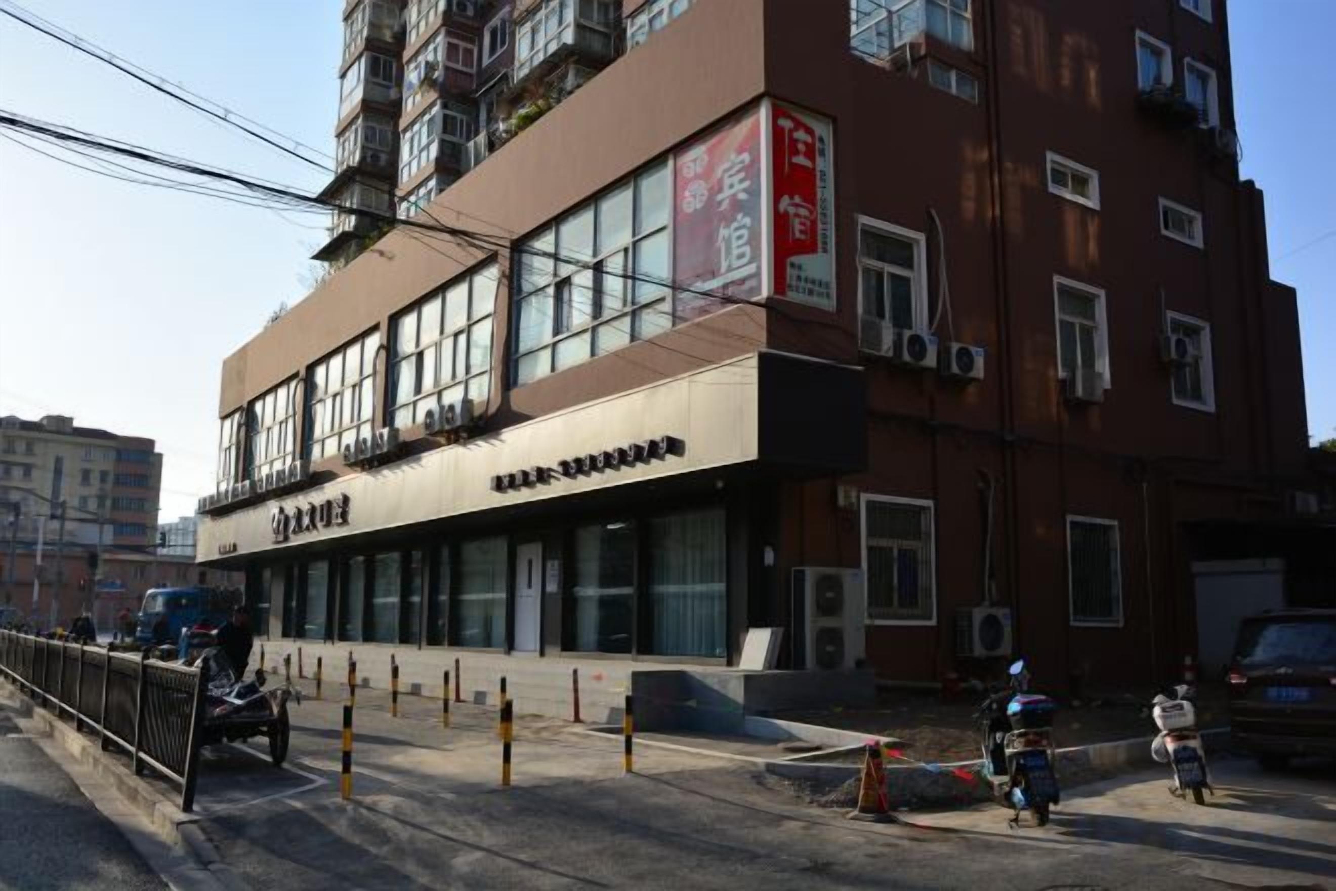 Un edificio de varios pisos con espacios comerciales en la planta baja y viviendas en los niveles superiores.