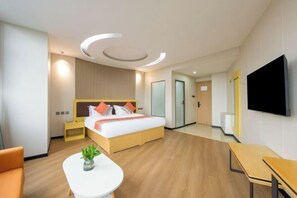 A modern hotel room with a bed, bedside tables, a TV, and a small seating area. - Shankee Express Hotel (Beijing Miyun Guoyuan) (Beijing)