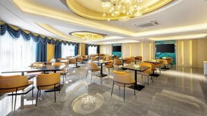 A spacious hotel lobby with multiple seating areas, a large chandelier, and a modern design. - Guangbin Mantiao Hotel (Foshan Lishui Wanli Plaza) (Foshan)
