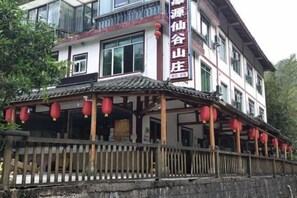 Un edificio tradicional con un letrero que dice "Mountain Valley Hotel".