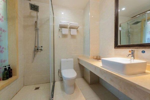 A modern bathroom with a shower, toilet, and sink. - Korla Apricot Business Hotel (Korla)