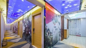 A hotel corridor with a starry ceiling, a patterned carpet, and a large poster on the wall. - Ruyi Hotel (Foshan Nanhai Songgang Avenue) (Foshan)