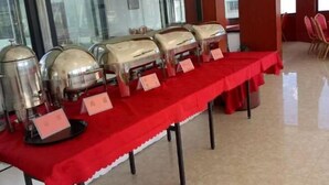 A buffet table with multiple food service stations, each with a name tag. - Yongkang Hotel Collection (Ganzi Airport Avenue Luobulin Square Branch) (Ganzi County)
