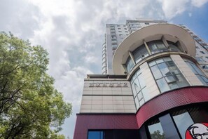 A high-rise building with a curved facade and a prominent entrance. - Homeinn Selected Hotel (Nanjing Xiongzhou Subway Station Jinning Plaza) (Nanjing)