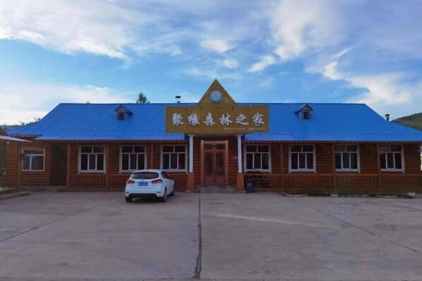 A building with a blue roof and a sign in a foreign language.