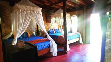 Casa família, vista para o jardim | Roupas de cama premium, edredons de pluma, camas Select Comfort