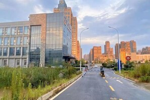 Free self parking - Midor Hotel (Honggutan Wanda Plaza) (Nanchang)