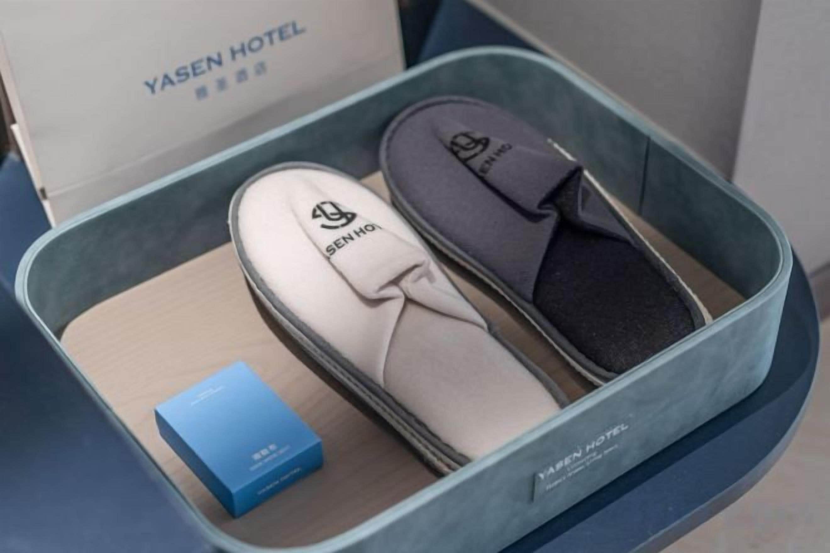Slippers en een blauwe doos in een metalen bak.