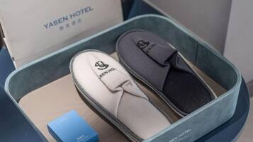 Slippers en een blauwe doos in een metalen bak.