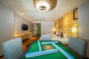 A hotel room with a pool table, a bed, a TV, and a wall-mounted artwork. - NO.1 Youke Hotel（Dongguan Shebei store） (Dongguan)