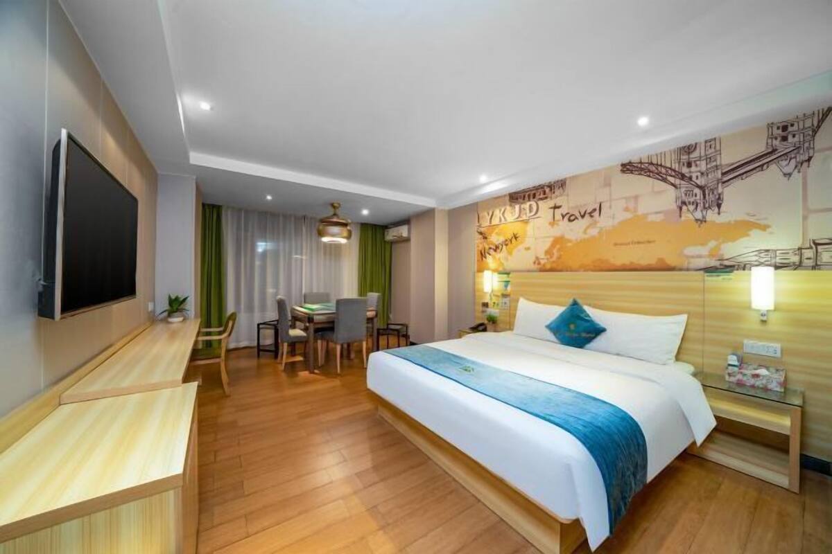 Une chambre d’hôtel comprenant un lit, un bureau, une télévision et un coin repas.