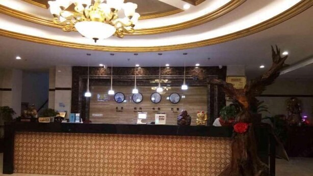 A reception area with a counter, a chandelier, and a decorative tree sculpture. - Fangshun Hostel Chongming (Shanghai)