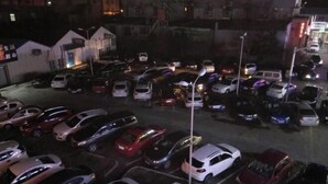 A parking lot with multiple cars parked in rows. - Fangshun Hostel Chongming (Shanghai)